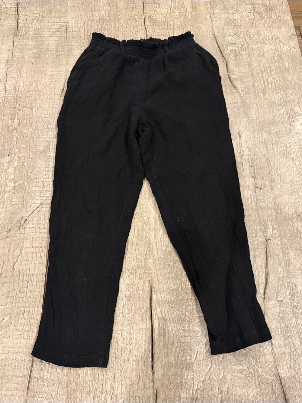 Evereve Black Smocked-Waist Cropped Pants